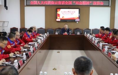 尊龙凯时举行学习贯彻天下“两会精神”宣讲会